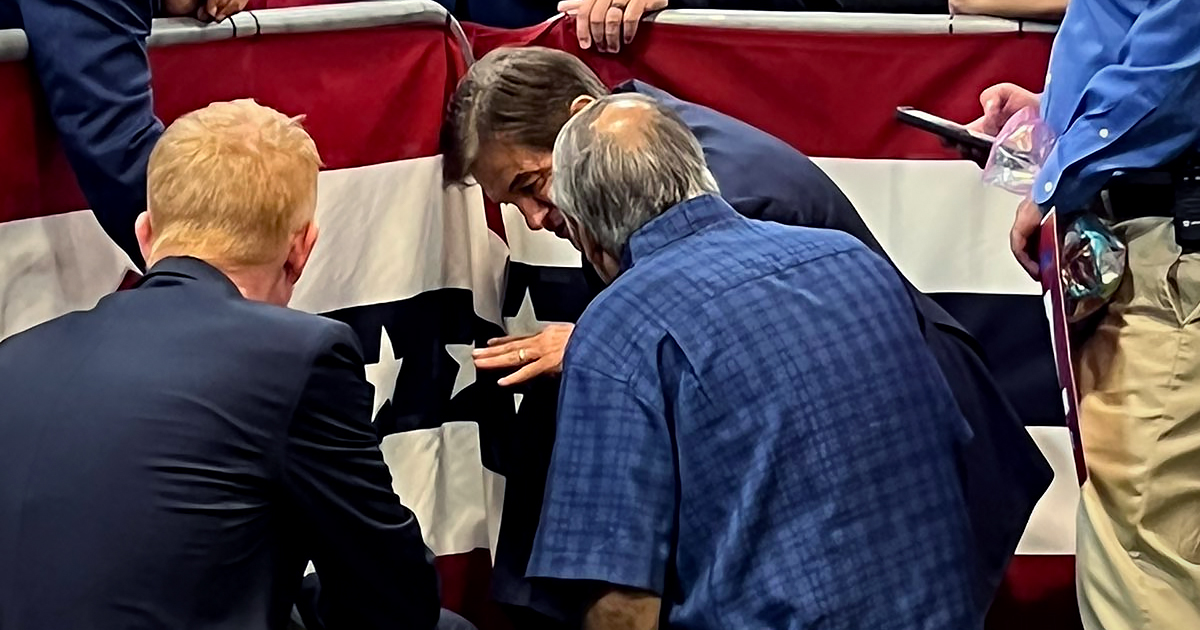 Dr. Oz and other doctors attend a woman on the ground